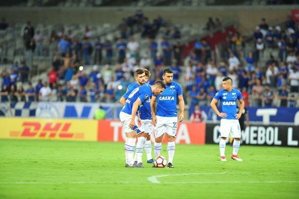 Thiago Neves marcou o primeiro gol do Cruzeiro em cobrana de falta: 1 a 0
