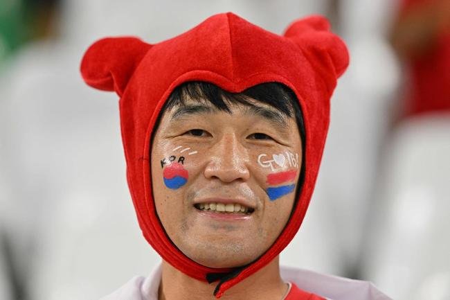 Torcedores de Coreia do Sul e Portugal no jogo vlido pela ltima rodada do Grupo H da Copa do Mundo 