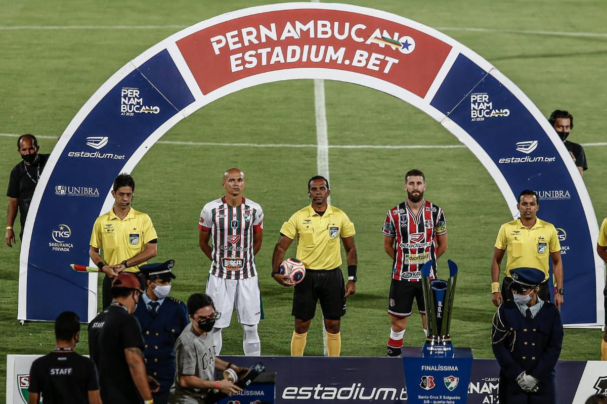 Primeiro tempo de jogo foi pegado, com chances para as duas equipes. O Salgueiro começou se lançando mais para o ataque, mas foram do Santa Cruz as melhores oportunidades. O time coral até balançou as redes, mas a arbitragem assinalou impedimento.