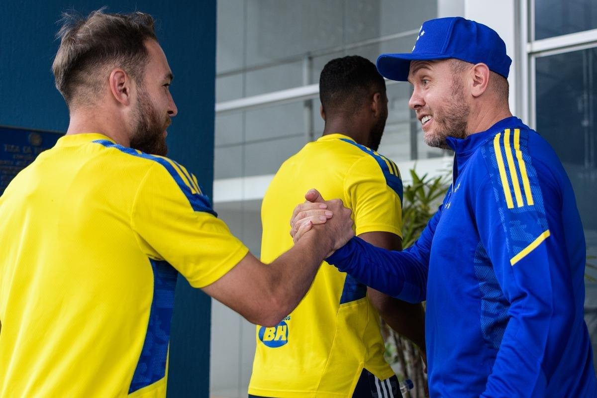 Mozart teve primeiro contato com jogadores do Cruzeiro nesta sexta-feira (11/06), na Toca da Raposa II