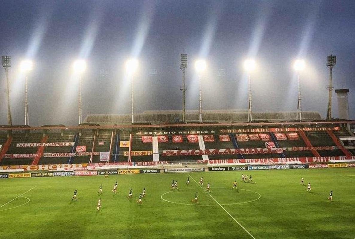 Imagens da partida entre CRB e Cruzeiro, no estdio Rei Pel, em Macei