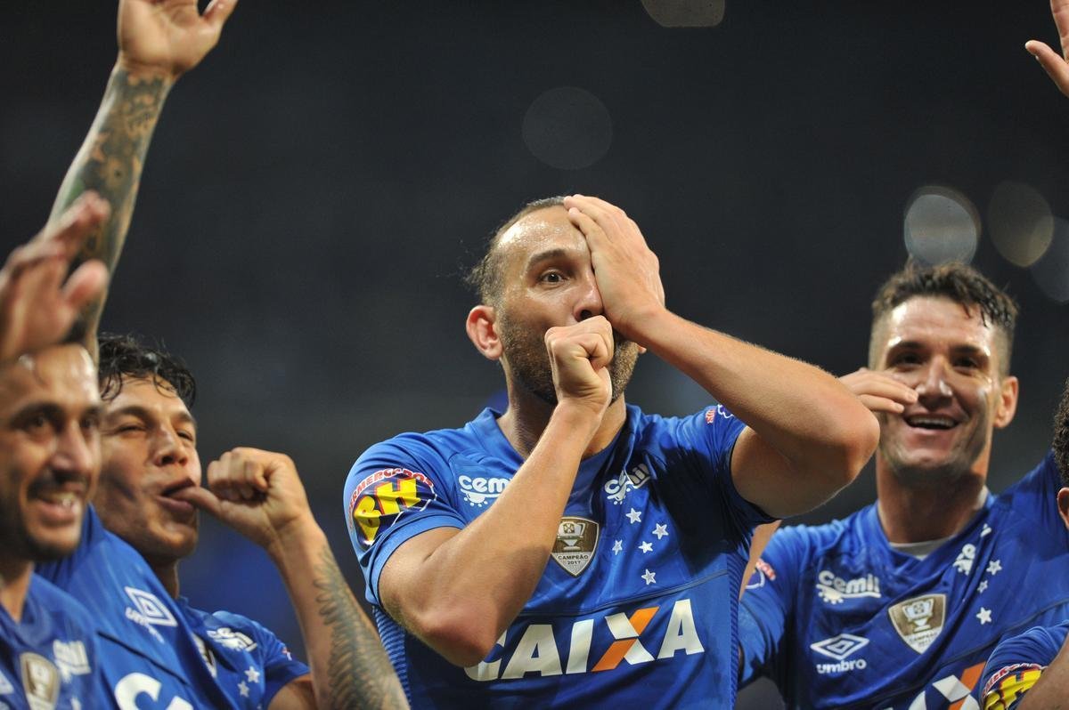 Cruzeiro ampliou sua vantagem no primeiro tempo com gol de Barcos, aos 26 minutos: 1 a 0