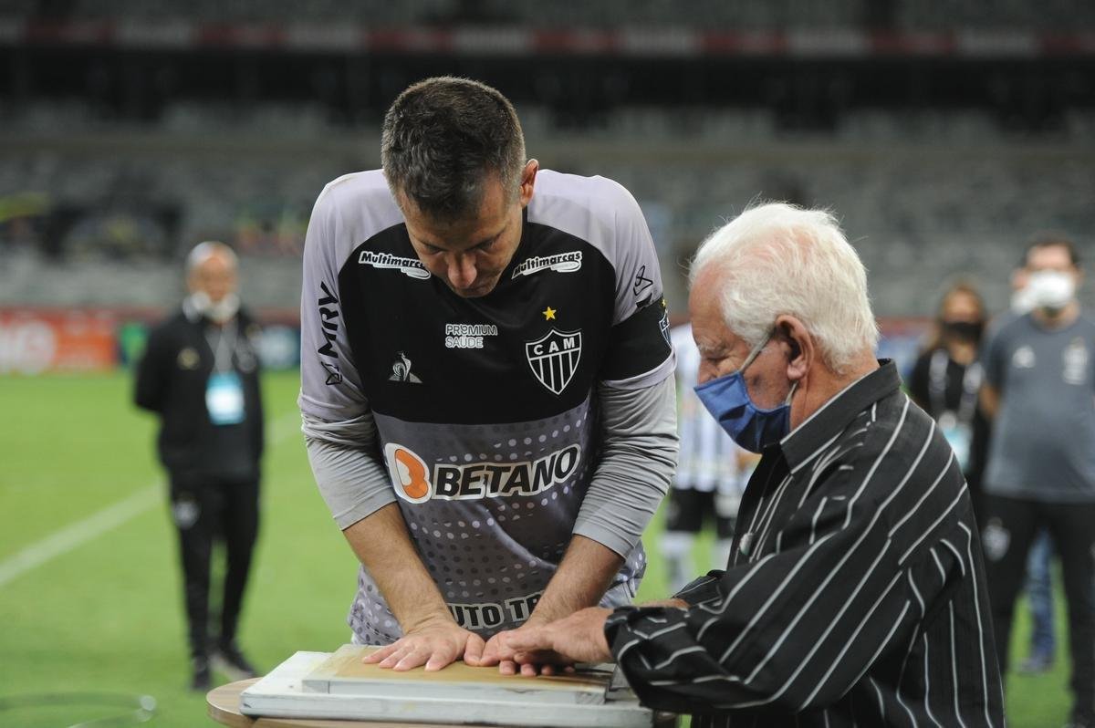 Goleiro foi homenageado na despedida dos gramados 