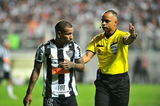 Galo deslanchou no segundo tempo com gols de Fbio Santos, de pnalti, e Vinicius