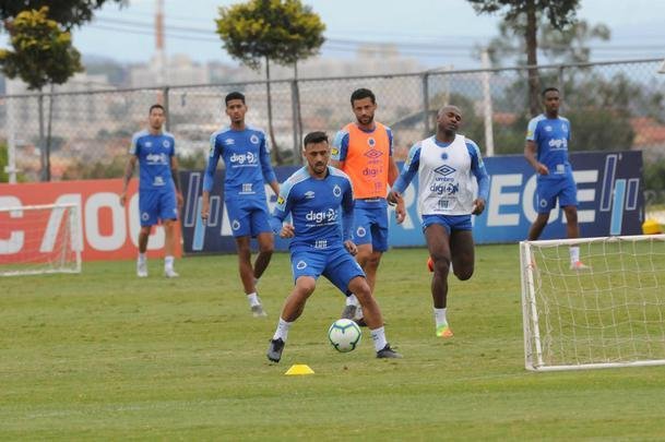 Adilson Batista em ao em seu primeiro treino  frente do Cruzeiro
