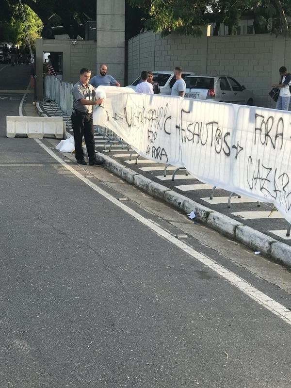 Torcedores do Atltico fazem protesto na Cidade do Galo