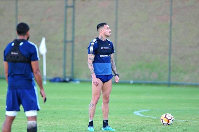 Elenco da Universidad de Chile treinou nesta tera-feira  tarde na Cidade do Galo, em Vespasiano. Time chileno se prepara para enfrentar o Cruzeiro na quinta, s 19h15, no Mineiro, pela Copa Libertadores. Tcnico Angel Guillermo Hoyos ter retornos do zagueiro Jara e do lateral-esquerdo Beausejour