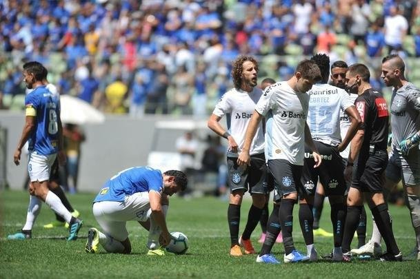 Lances da partida entre Cruzeiro e Grmio, no Independncia, pela 18 rodada do Campeonato Brasileiro