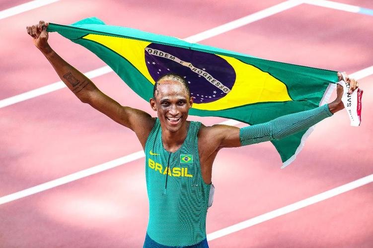 Alisson dos Santos conquistou bronze nos 400m com barreira em Tquio; veja a festa do Piu, o Malvado