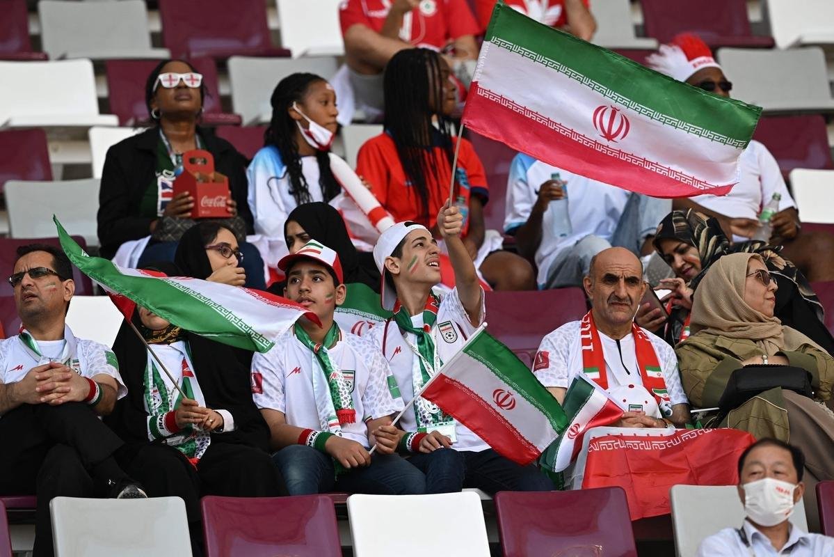 Os torcedores de Inglaterra e Ir no primeiro jogo do Grupo B na Copa do Mundo.