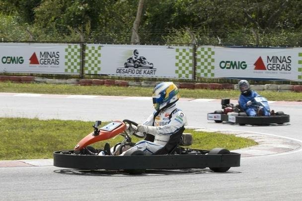 Evento na manhã desta sexta-feira reuniu convidados da CEMIG e jornalistas, além do próprio piloto