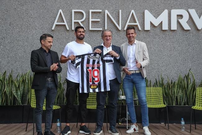 Na Arena MRV, Diego Costa  apresentado como novo reforo do Atltico