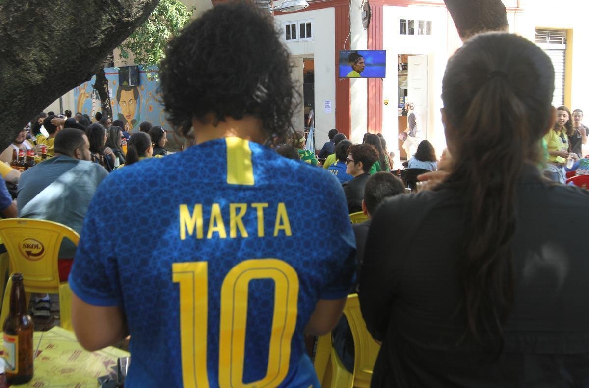 Cerca de 300 pessoas acompanharam no Bar da Dalva a vitria do Brasil contra a Jamaica na estreia da Copa do Mundo da Frana