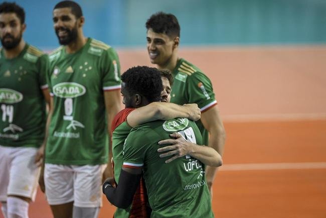Cruzeiro se garantiu na decis�o do Sul-Americano de V�lei ao bater os argentinos do Policial Voley por 3 sets a 0, neste s�bado (5), no Gin�sio do Riacho, em Contagem. As parciais foram de 25/20, 29/27 e 25/16
