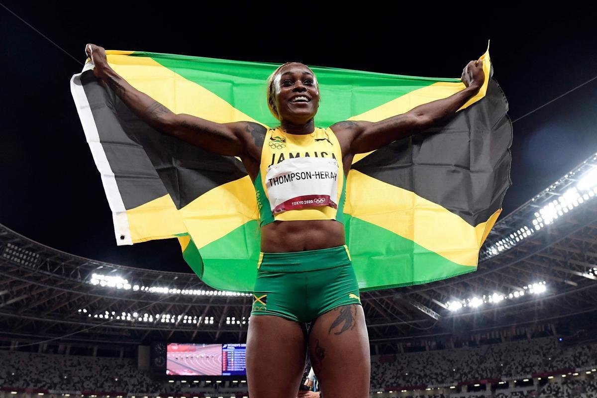 Fotos espetaculares da vitria da jamaicana Elaine Thompson-Herah nos 100m rasos dos Jogos Olmpicos de Tquio com o tempo de 10s61. A velocista quebrou o recorde olmpico e comandou o pdio jamaicano ao lado de Ann Fraser-Pryce, prata, e Shericka Jackson, bronze.