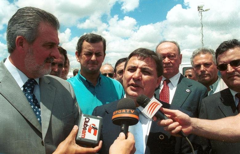 Inauguração da Toca da Raposa II em 9 de março de 2002. Na ocasião, presidente do Cruzeiro, Zezé Perrella, recebeu figuras ilustres, como o técnico da Seleção Brasileira, Luiz Felipe Scolari, e outras autoridades públicas municipais, estaduais e federais