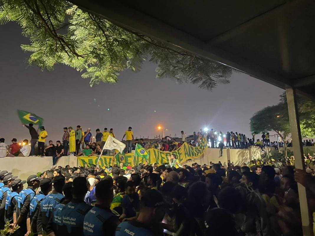 Seleo Brasileira chegou ao hotel The Westin Doha Hotel & Spa, no Centro de Doha, capital do Catar, e teve recepo calorosa de torcedores do Brasil e de outros pases. Muitos curiosos apareceram para tentar ver os craques que vo buscar o hexa na Copa do Mundo