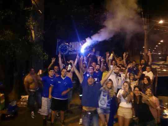 Mesmo antes de o tricampeonato ser confirmado, cruzeirenses j festejam nos arredores do Mineiro