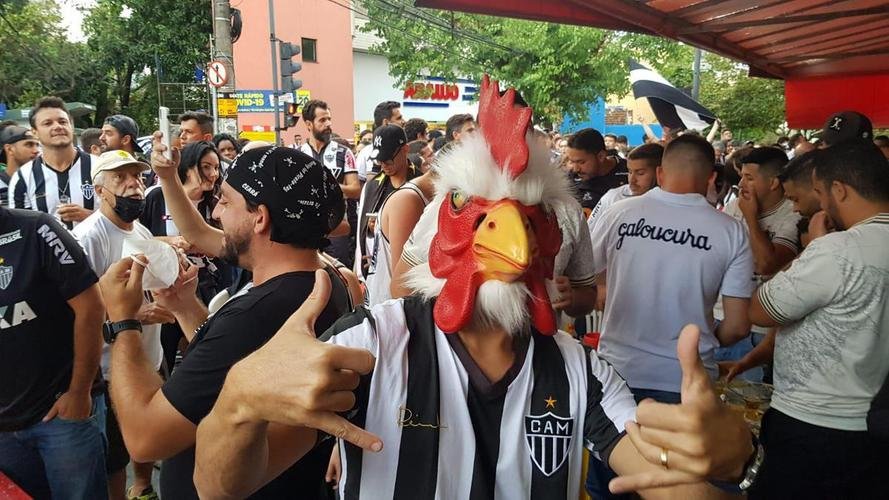 Nesta quinta-feira (2), torcedores do Atlético lotaram os bares de BH para acompanhar Bahia x Galo, jogo adiado da 32ª rodada do Campeonato Brasileiro. Na imagem, Bar do Salomão, na Rua do Ouro.