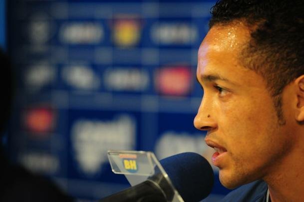 Rafinha concedeu entrevista coletiva ao lado de Ramn bila 