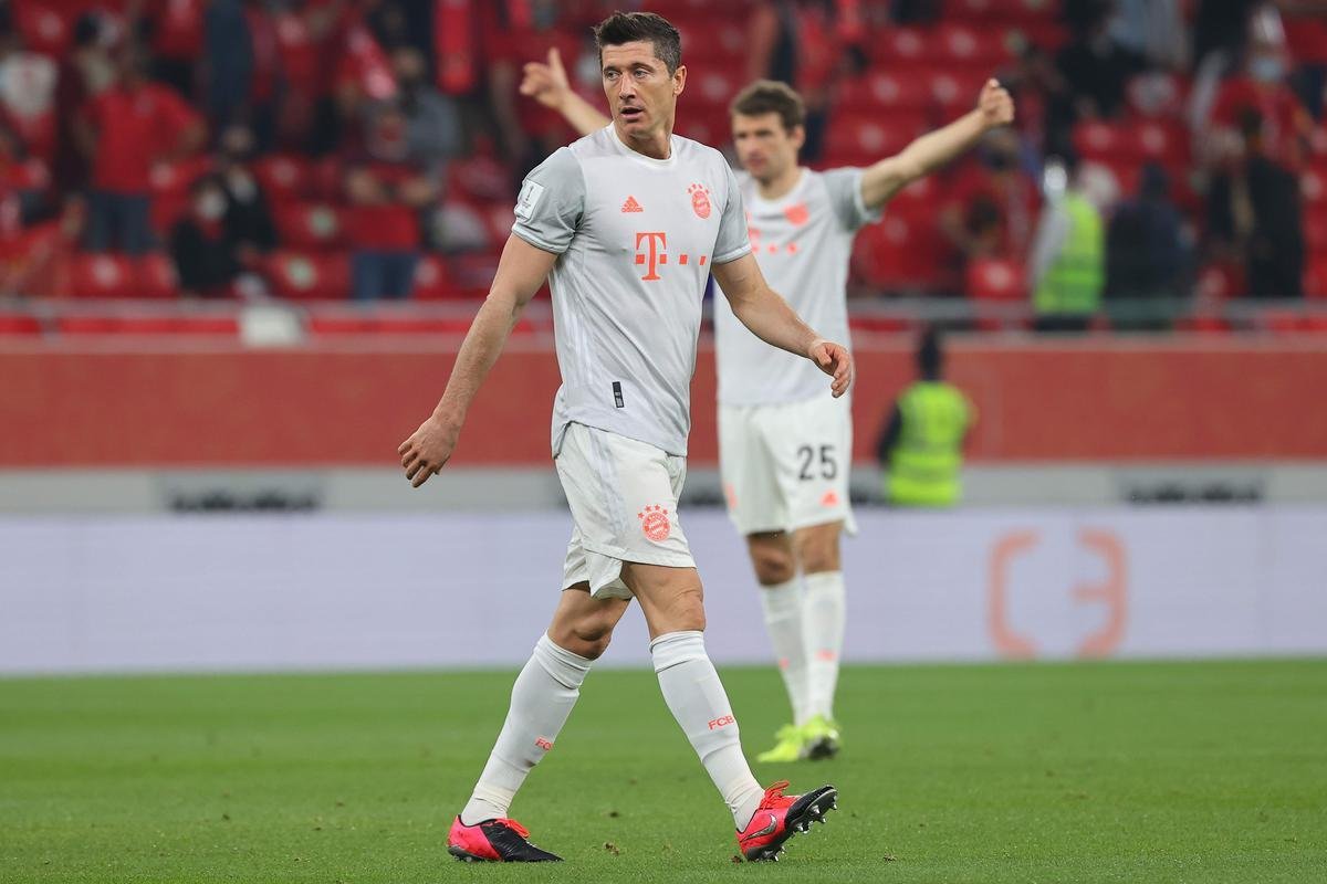 Bayern de Munique derrotou egpcios do Al Ahly por 2 a 0, com dois gols do polons Robert Lewandowski, e se garantiu na deciso do Mundial de Clubes contra o Tigres, do Mxico