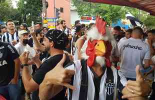 Nesta quinta-feira (2), torcedores do Atltico lotaram os bares de BH para acompanhar Bahia x Galo, jogo adiado da 32 rodada do Campeonato Brasileiro. Na imagem, Bar do Salomo, na Rua do Ouro.