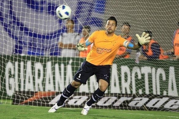 Fbio disputa jogo de nmero 400 pelo Cruzeiro, diante do Atltico-GO