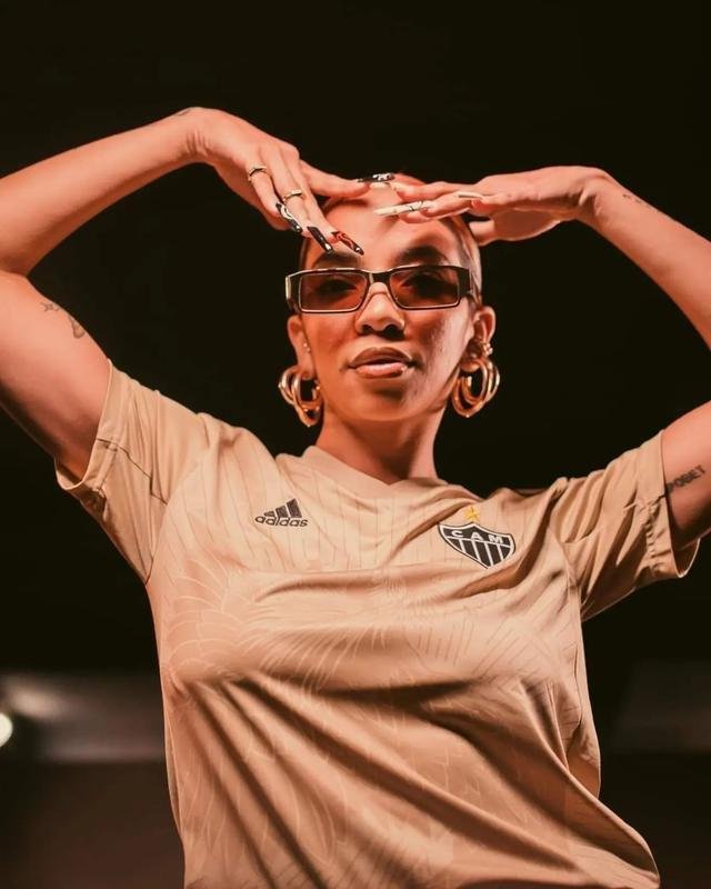 Imagens da camisa dourada