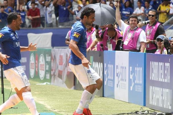 Fred abriu o placar para o Cruzeiro aos 15 minutos do segundo tempo em cobrana de pnalti