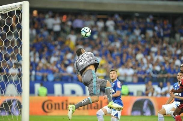 No segundo tempo, Cruzeiro teve as melhores chances; Arrascaeta perdeu gol aps falha de Muralha