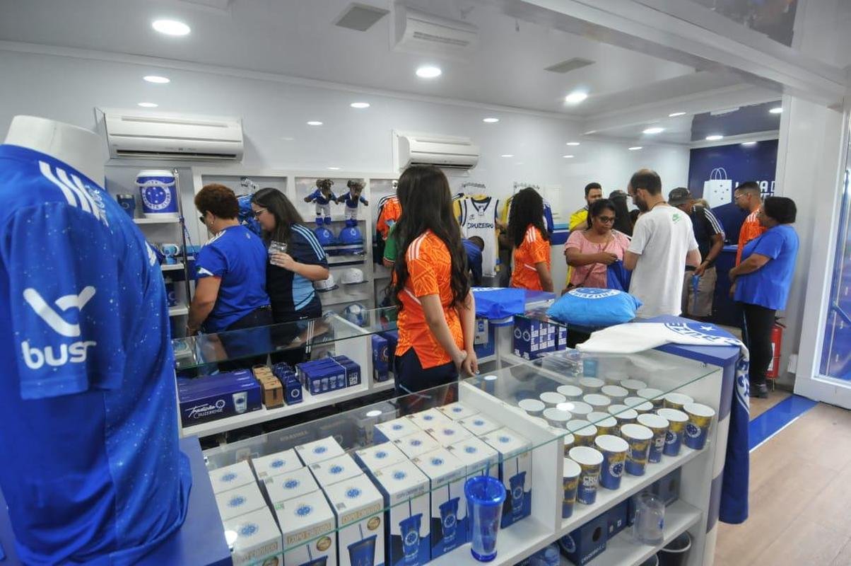 Caravana do Cruzeiro em Conselheiro Lafaiete, com a presena de Ronaldo Fenmeno. Milhares de torcedores cruzeirenses compareceram ao Parque de Exposies Tancredo Neves para prestigiar o evento oficial do clube