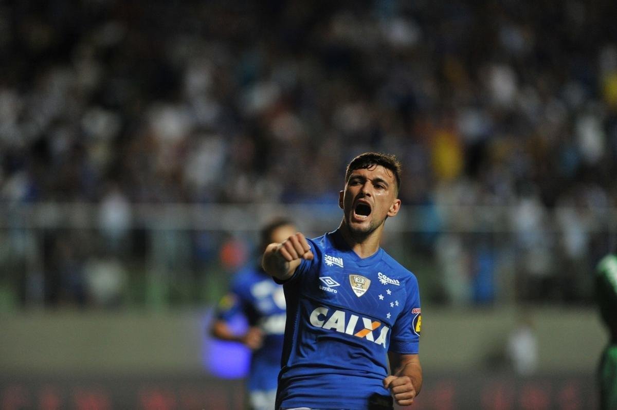 Com gols de Thiago Neves, Arrascaeta e Ded, Cruzeiro goleou a Chapecoense por 3 a 0