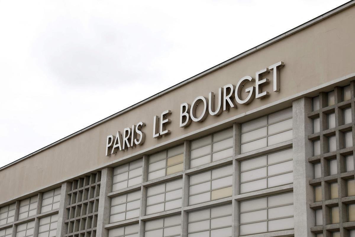 Messi embarcou para Paris para assinar com o PSG; torcedores esperam a chegada do astro argentino