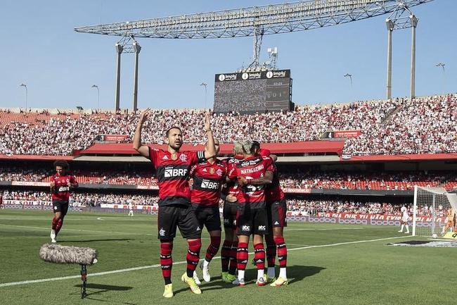 Flamengo massacrou So Paulo em pleno Morumbi e mantm sonho de conquistar o Campeonato Brasileiro, apesar de grande vantagem do Atltico