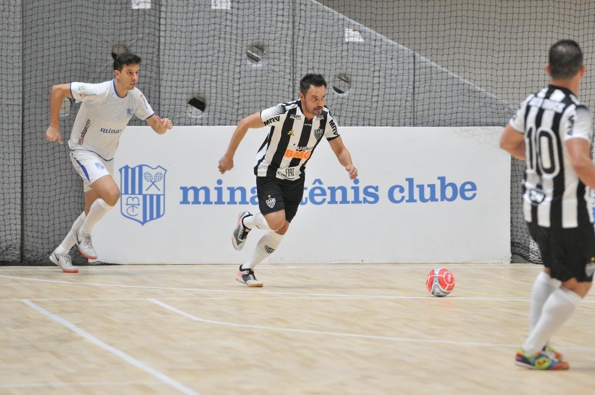 Jogo festivo e solidrio reuniu craques do futsal mineiro em BH