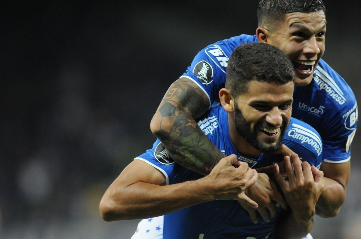 Fotos do jogos entre Cruzeiro e Deportivo Lara no Mineiro