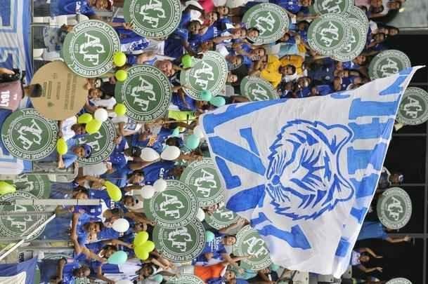 O Mineiro foi palco de homenagens s vtimas da tragdia com o avio da delegao da Chapecoense antes e durante Cruzeiro x Corinthians
