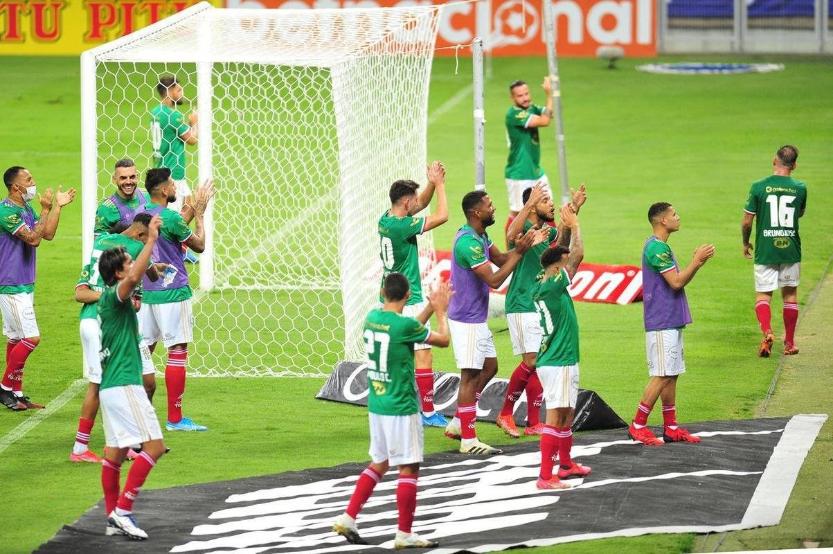 Na volta ao Mineiro, torcida fez festa com a vitria do Cruzeiro por 1 a 0 sobre o Confiana. No fim da partida, jogadores agradeceram o apoio dos cruzeirenses.