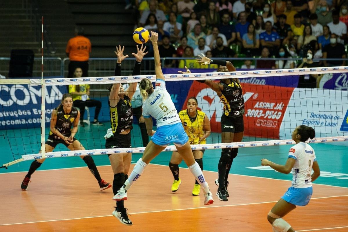 Minas venceu por 3 sets a 1 e saiu na frente do Praia na deciso da Superliga