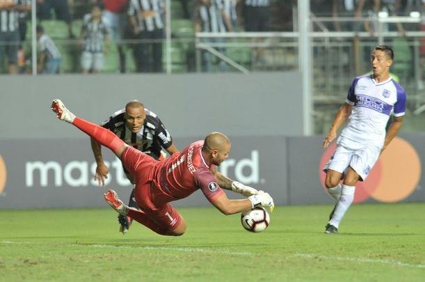Lances do primeiro tempo do duelo entre Atltico e Defensor, pela terceira fase da Copa Libertadores