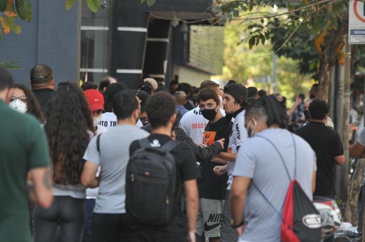 Torcedores do Atlético fazem fila por ingresso para jogo com River Plate