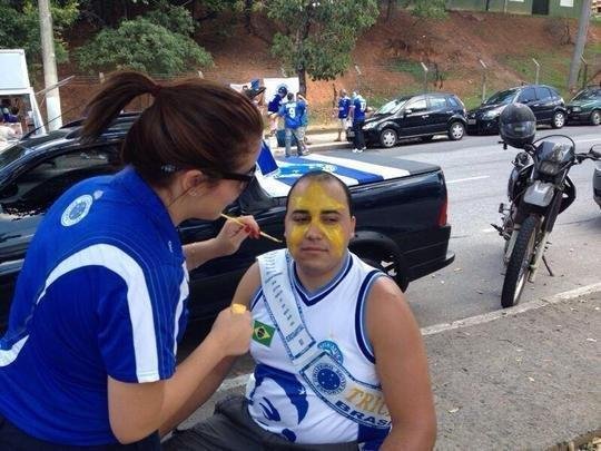 Torcida do Cruzeiro j comea a se movimentar em vrios pontos da cidade antes da partida contra o Grmio, s 17h, no Mineiro.
