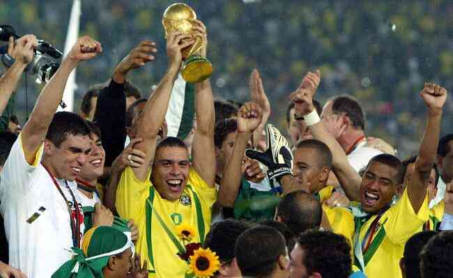 Ronaldo ergue, em Yokohama, no Japão, o troféu da quinta conquista brasileira em Copas do Mundo