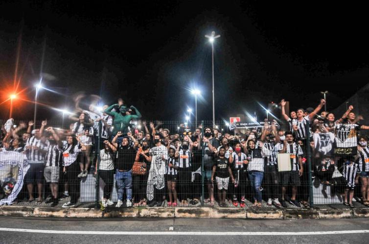 Torcida do Atlético recepciona campeões brasileiros em Confins após conquista em Salvador, com vitória por 3 a 2, de virada, sobre o Bahia