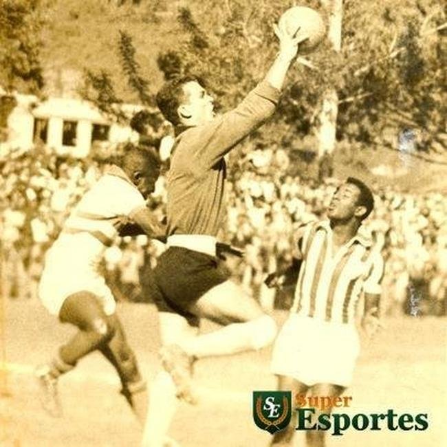 Camisa de 1956, listrada, exibida no duelo contra o Siderrgica