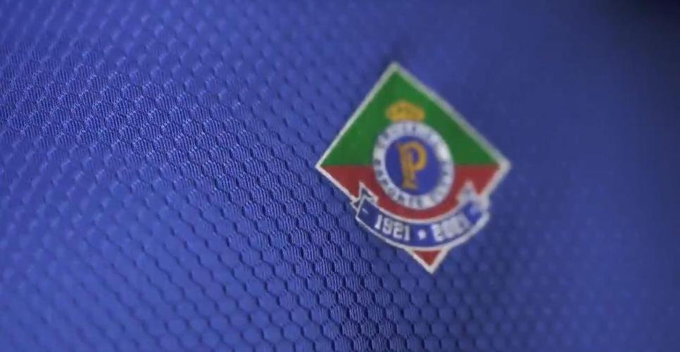 Ídolos exibiram detalhes da nova camisa do Cruzeiro, em homenagem ao centenário celeste