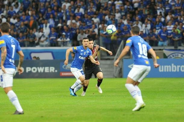 Lances do primeiro tempo da partida entre Cruzeiro e Atltico-PR, no Mineiro, pelas oitavas de final da Copa do Brasil