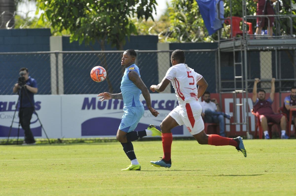Com gols de Rafinha, David, Renato Kayzer e Murilo, Cruzeiro venceu Democrata-SL por 4 a 1 em jogo-treino nesta tera-feira, na Toca da Raposa 2 (fotos: Juarez Rodrigues/EM D.A Press)