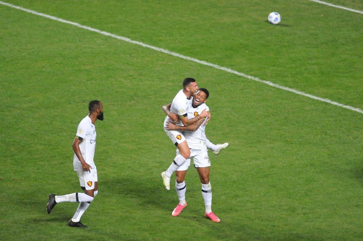 Amrica e Sport se enfrentaram nesta segunda-feira (19), no Independncia, em Belo Horizonte, em partida vlida pela 12 rodada do Brasileiro