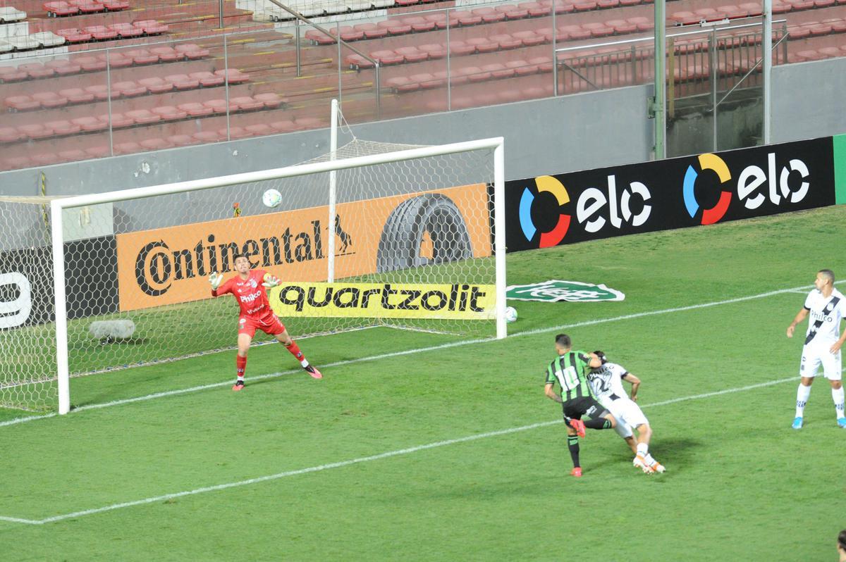 Fotos do duelo entre Amrica e Ponte Preta, no Independncia, em Belo Horizonte, em jogo de volta da quarta fase da Copa do Brasil